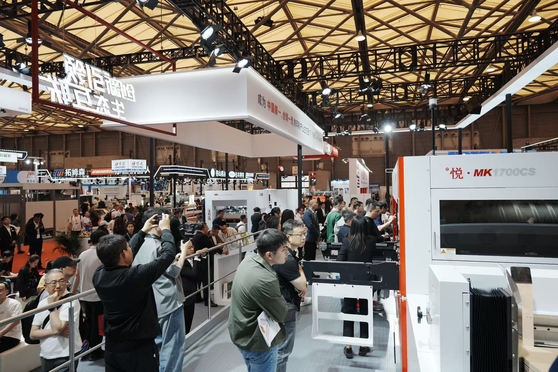 凯时尊龙人生就是博闪耀 WEPACK，大幅面模切机成为全球 “焦点”